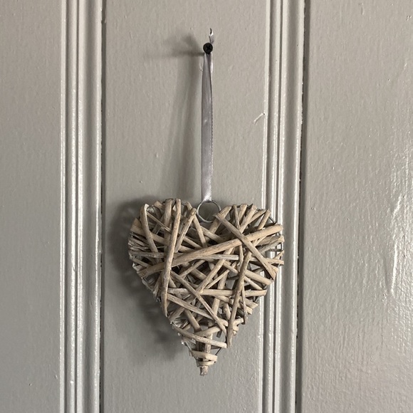 Gorgeous Handmade Gray Brown Wicker Hanging Heart Decoration w/ ribbon - Picture 6 of 7
